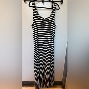 EUC Old Navy Black and White Striped maxi dress